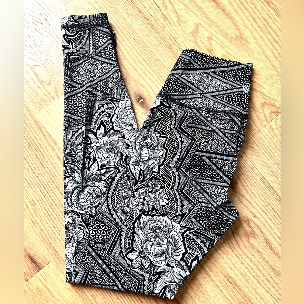 Lululemon Tattoo Floral Rose 7/8 Leggings NEW Black White